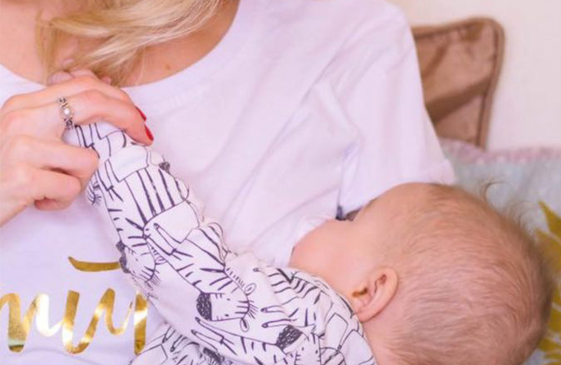 أم تصمم قمصان عصرية مخصصة للرضاعة الطبيعية في الأماكن العامة