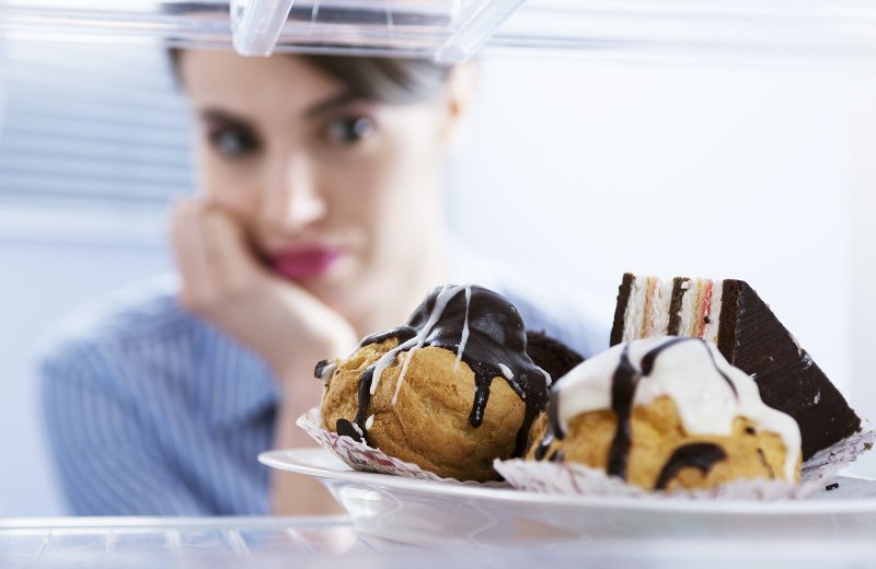 فيديو - طريقة فعَّالة للتخفيف من تناول الحلويات