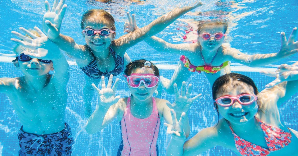 تعليم السباحة للأطفال: نصائح مناسبة حسب الفئة العمرية